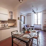 Art Apartment *